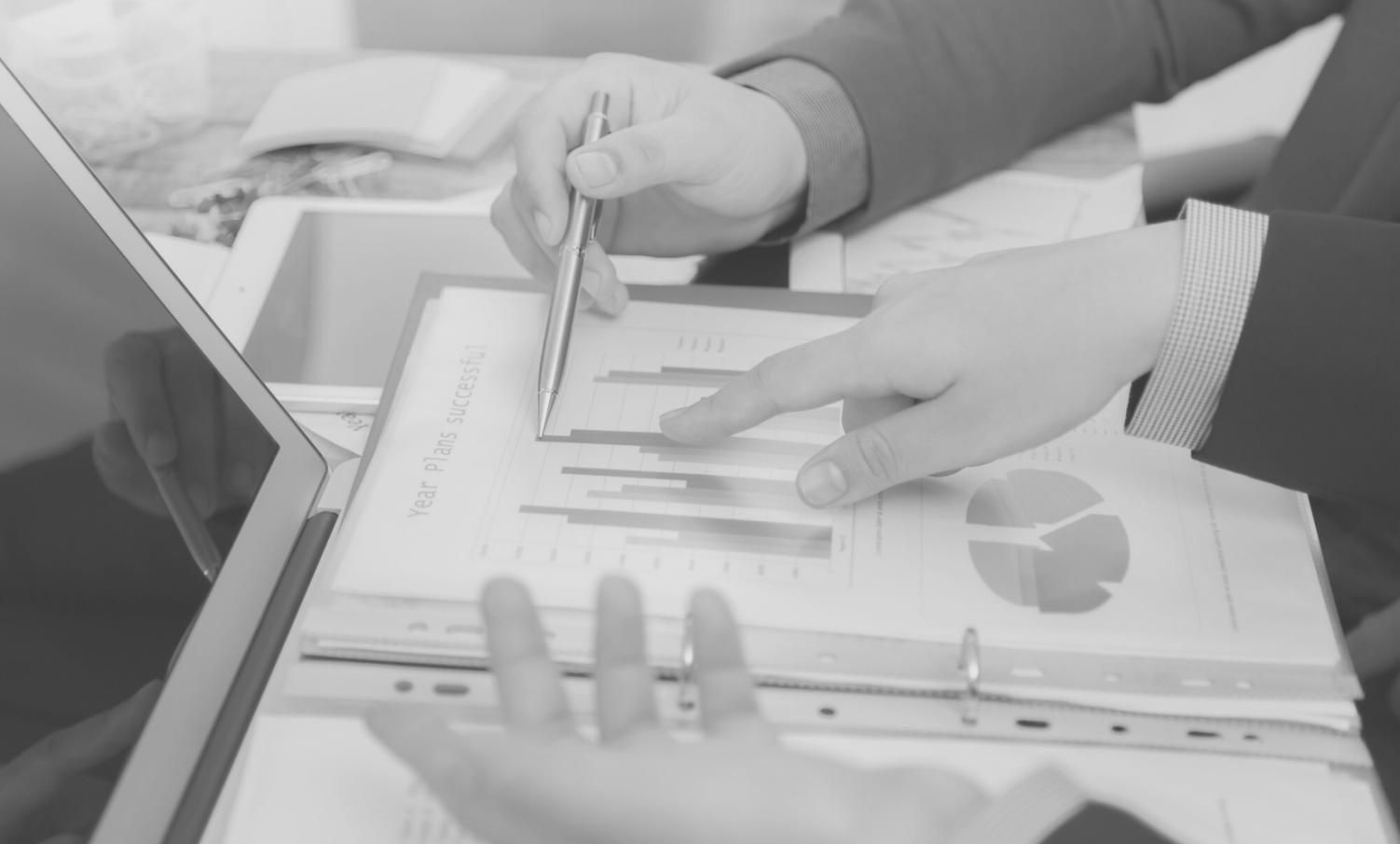 Internationale Studierende beim gemeinsamen Lernen über Finanzthemen